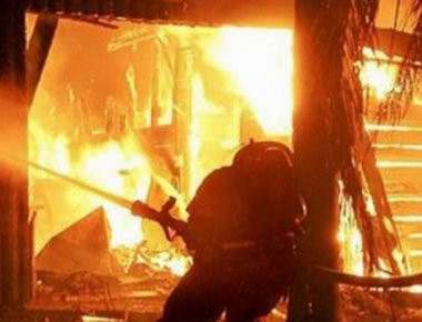 Συναγερμός στην πυροσβεστική: Πυρκαγιά σε ακατοίκητο κτήριο στην Ερμού